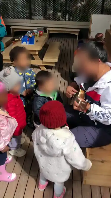 story_video_Fbc8QBb6P1QSfkfQwEMPrcGGL3_original 听 the wheel on the bus 主动往前挤 
date: 2025-05-05