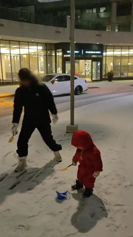 下雪的晚上在外面玩雪 学妈妈但是铲子都扔掉了 
date: 2025-01-10