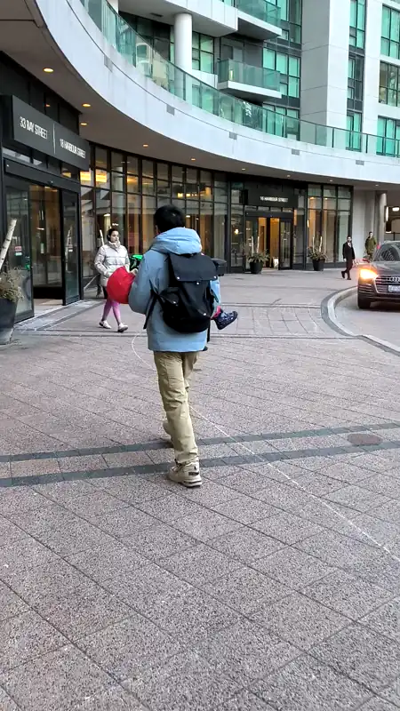 爸爸抱着黄车车跑 公寓外 
date: 2025-03-10