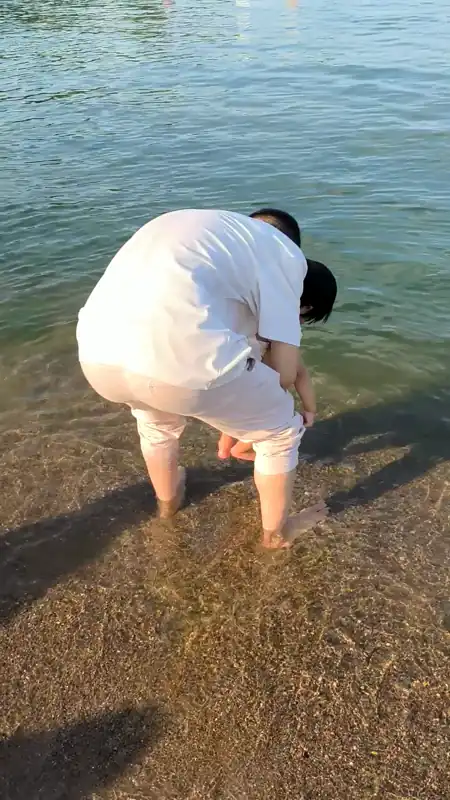 toronto island 爸爸抱着黄车车脚脚踩水 
date: 2025-06-21