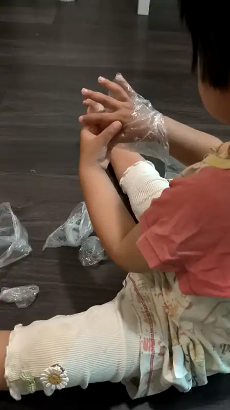 把自己的手用塑料袋套起来 
date: 2025-06-30