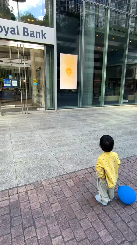 静静地看着广告显示屏 
date: 2025-09-06