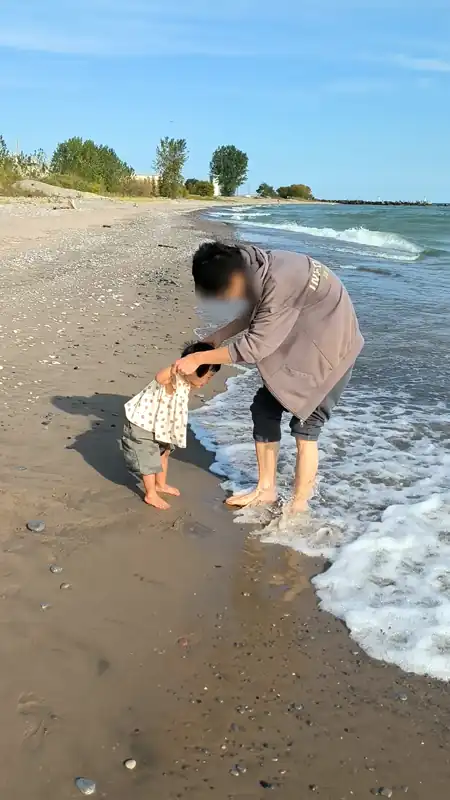 port hope west beach 浪起在沙滩上跳. 那边是沙滩+鹅卵石；往灯塔方向赤脚走了一个来回，好痛；实在体会到痛感，才知道鞋子是多么有用啊 
date: 2025-09-21