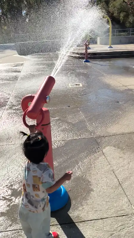 去 algonquin的沿途 plaground 玩水 
date: 2025-09-30