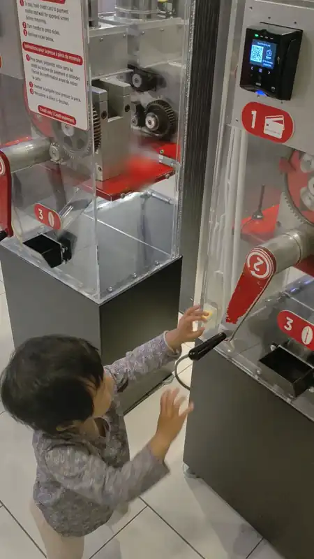 cn tower 下面 转纪念币的机器手臂 
date: 2025-10-07