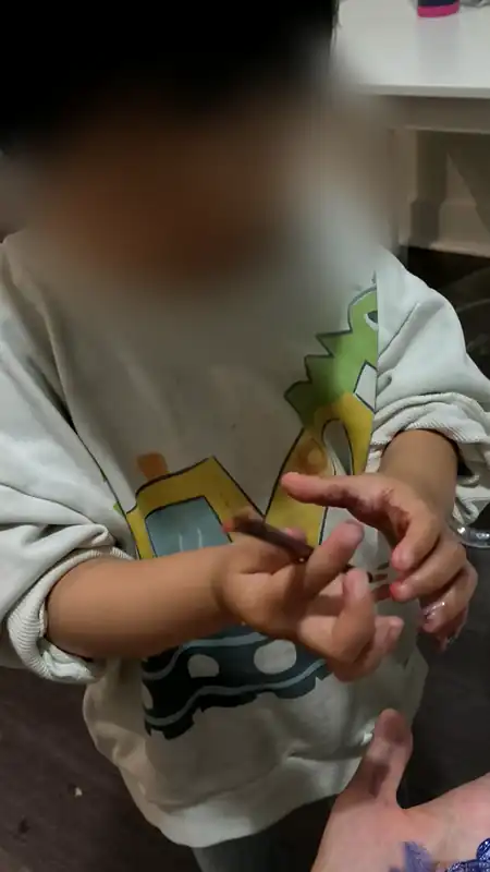 在妈妈手上画颜料画 
date: 2025-10-24